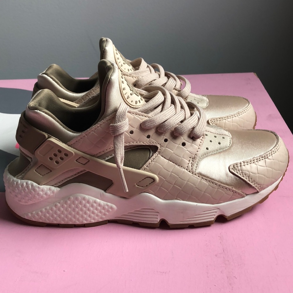 Snakeskin, neutral Nike Air Huraches